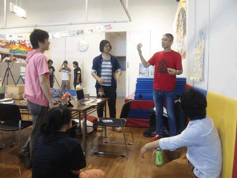 付箋紙を前に熱い(そして暑い)ブレスト!