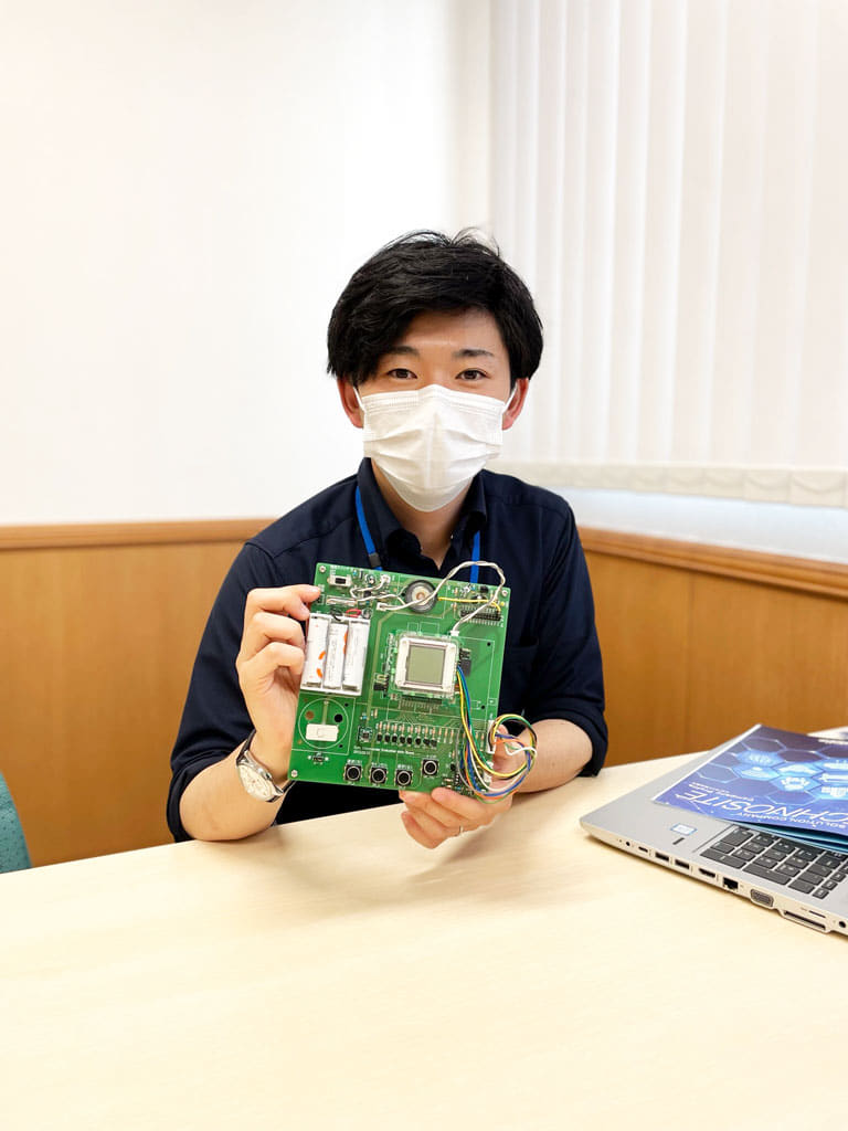 電子玩具の開発基板。小さな液晶にご注目!